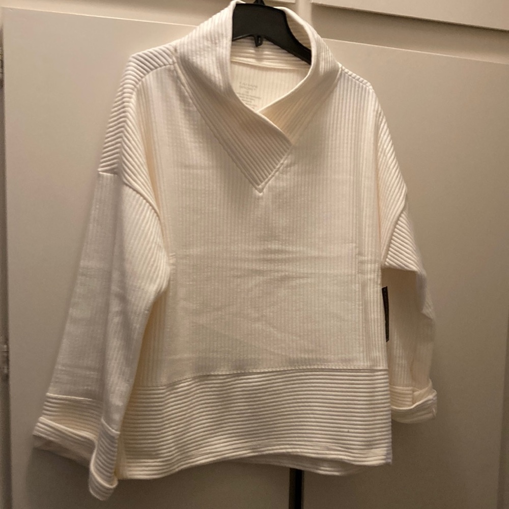 Women’s Tahari cream top. Tags brand new. Size 1 x